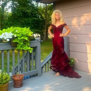 NWOT Mac Duggal Burgundy Tiered Velvet Trumpet Gown - size 2